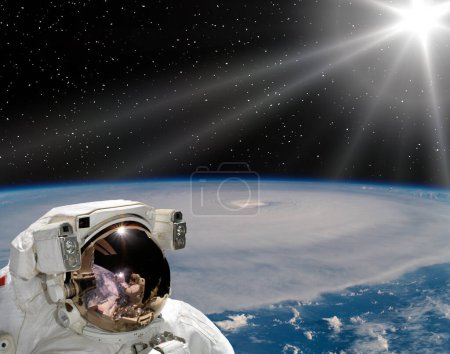 Foto de Huracán en la tierra desde el espacio. En la tierra. Los elementos de esta imagen amueblada y NASA - Imagen libre de derechos