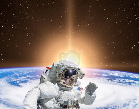 Téléchargez les photos : Planète terre et lever de soleil fascinant. Astronaute en toile de fond. Les éléments de cette image fournis par la NASA - en image libre de droit