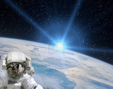 Foto de Astronauta y amanecer. Los elementos de esta imagen proporcionados por la NASA - Imagen libre de derechos