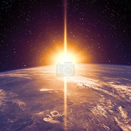 Foto de Salida del sol, vista desde el espacio. Los elementos de esta imagen proporcionados por la NASA - Imagen libre de derechos
