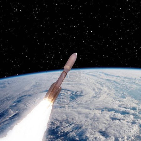 Téléchargez les photos : Une fusée au-dessus de la terre. Des étoiles. Concept spatial. Les éléments de cette image fournis par la NASA - en image libre de droit