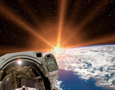Foto de Astronauta y amanecer. Los elementos de esta imagen proporcionados por la NASA - Imagen libre de derechos