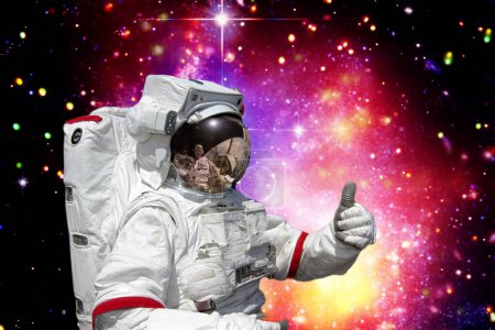 Téléchargez les photos : Astronaute et galaxie en toile de fond. Les éléments de cette image fournis par la NASA - en image libre de droit