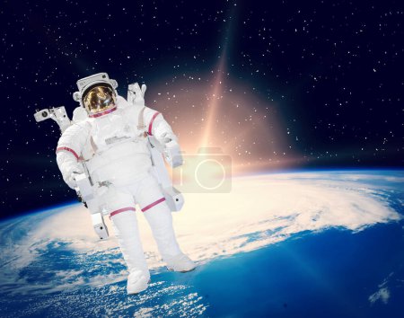 Téléchargez les photos : Espace et lever du soleil. Astronaute dans le cosmos. Les éléments de cette image fournis par la NASA - en image libre de droit