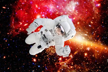 Téléchargez les photos : Astronaute et espace lointain. Thème scientifique. Les éléments de cette image fournis par la NASA - en image libre de droit