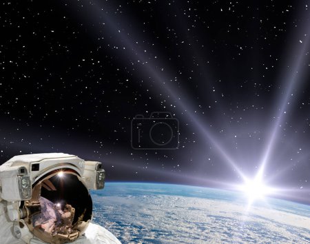 Téléchargez les photos : Astronaute et lever du soleil. Les éléments de cette image fournis par la NASA - en image libre de droit