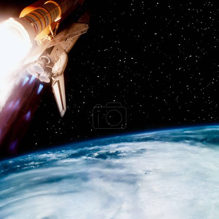 Foto de Cohete sobre el globo terrestre. Los elementos de esta imagen proporcionados por la NASA - Imagen libre de derechos