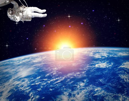Téléchargez les photos : Astronaute et beau lever de soleil. Les éléments de cette image fournis par la NASA - en image libre de droit