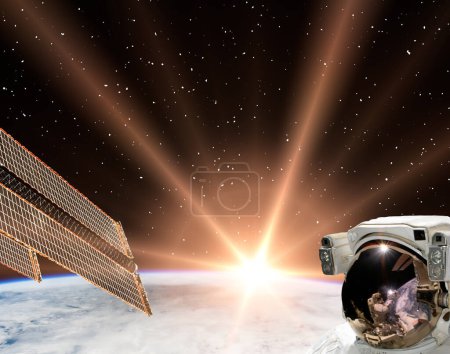 Téléchargez les photos : Astronaute et lever du soleil. Les éléments de cette image fournis par la NASA - en image libre de droit
