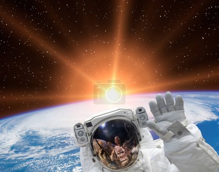 Foto de 27 Ago. 2011- Astronauta y vista de la tierra desde el espacio. Los elementos de esta imagen amueblada y NASA. - Imagen libre de derechos