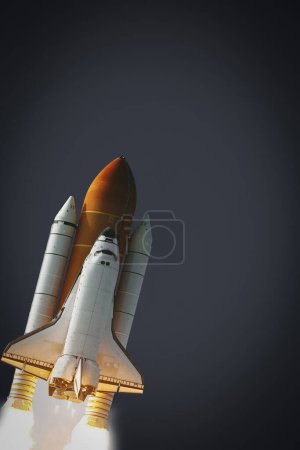 Foto de Nave espacial lanzada en las nubes. Los elementos de esta imagen proporcionados por la NASA - Imagen libre de derechos