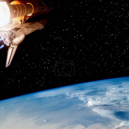 Téléchargez les photos : Une fusée au-dessus du globe terrestre. Les éléments de cette image fournis par la NASA - en image libre de droit