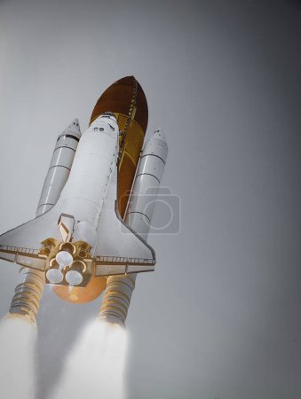 Foto de Lanzamiento dramático de cohetes. Los elementos de esta imagen proporcionados por la NASA - Imagen libre de derechos