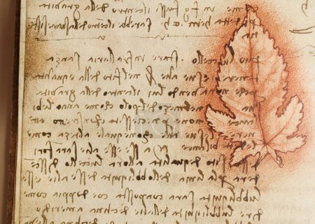 Foto de Manuscrito, dibujos, hoja roja, planos de Leonardo Da Vinci en el viejo libro The Codice Sul Volo, de E. Rouveyre, 1893 - Imagen libre de derechos