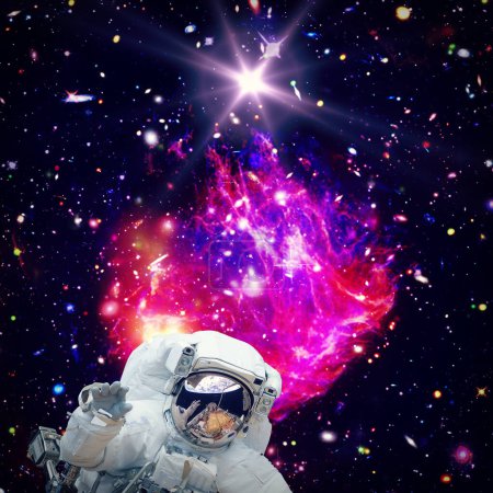 Téléchargez les photos : Astronaute et lumière. Les éléments de cette image fournis par la NASA - en image libre de droit