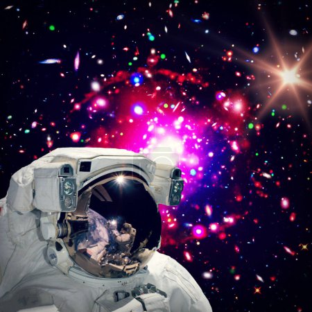 Téléchargez les photos : Astronaute contre l'espace lointain. Les éléments de cette image fournis par la NASA - en image libre de droit