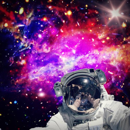 Téléchargez les photos : Astronaute contre l'espace lointain. Les éléments de cette image fournis par la NASA - en image libre de droit