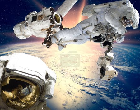 Téléchargez les photos : Des astronautes contre l'espace lointain. Les éléments de cette image fournis par la NASA - en image libre de droit