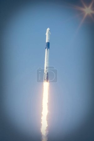 Téléchargez les photos : Une fusée volante. Lancement de fusée. Les éléments de cette image fournis par la NASA - en image libre de droit