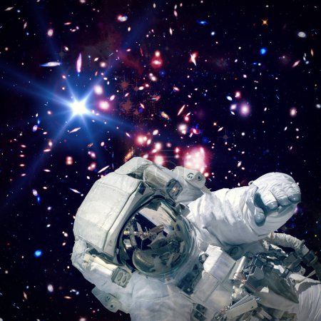 Téléchargez les photos : Astronaute dans l'espace. Les éléments de cette image fournis par la NASA - en image libre de droit