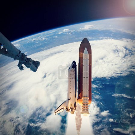 Foto de Cohete volando sobre la tierra en el espacio. Los elementos de esta imagen proporcionados por la NASA - Imagen libre de derechos