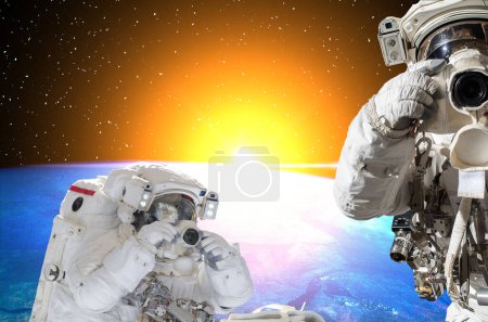 Téléchargez les photos : Astronautes et espace en toile de fond. Les éléments de cette image fournis par la NASA - en image libre de droit