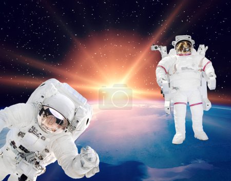 Foto de Los astronautas vuelan en el espacio. Los elementos de esta imagen proporcionados por la NASA - Imagen libre de derechos