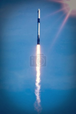 Foto de Cohete volador. Lanzamiento de cohetes. Los elementos de esta imagen proporcionados por la NASA - Imagen libre de derechos