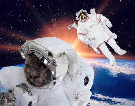 Téléchargez les photos : Des astronautes dans l'espace. Les éléments de cette image fournis par la NASA - en image libre de droit