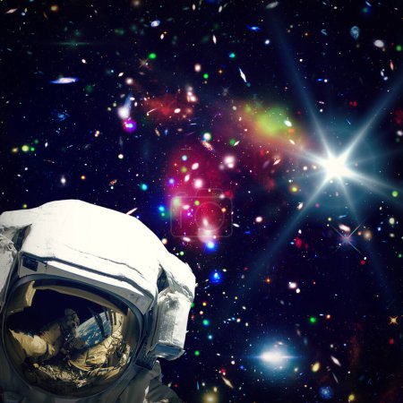 Foto de Astronauta en el espacio exterior. Los elementos de esta imagen proporcionados por la NASA - Imagen libre de derechos