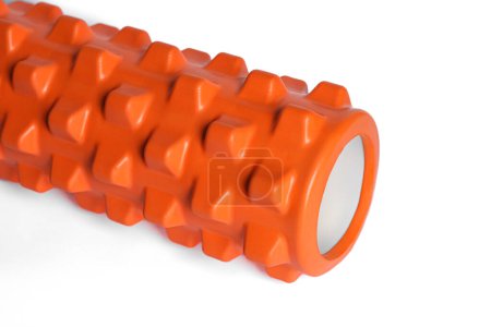Un rodillo de espuma de masaje naranja y aislado sobre un fondo blanco. Primer plano. El laminado de espuma es una técnica de liberación miofascial propia. Concepto de equipo de fitness.