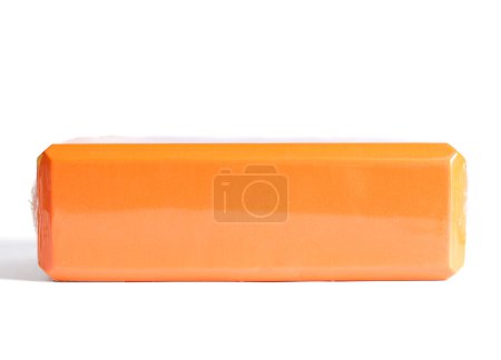 Ein orangefarbener Schaumstoff-Yoga-Block isoliert auf weißem Hintergrund. Konzept der Fitnessgeräte.