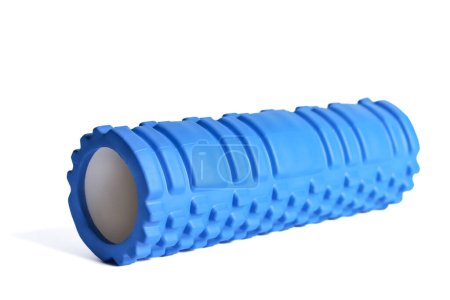 Eine blaue Schaumstoffmassagerolle isoliert auf weißem Hintergrund. Schaumstoffrollen ist eine selbstmyofasziale Auslösetechnik. Fitnessgeräte.