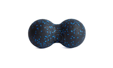 Schwarzer Doppelball oder Erdnussball Massagegerät mit blauen Punkten isoliert auf weißem Hintergrund. Fitnessgeräte. Konzept der myofaszialen Freisetzung.