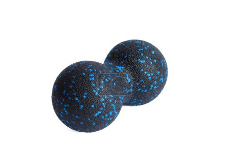 Masseur double boule noire ou boule d'arachide à pois bleus isolé sur fond blanc. Appareils de fitness. Concept de libération myofasciale.