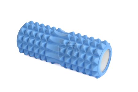Un rodillo de espuma de masaje azul y aislado sobre un fondo blanco. Primer plano. El laminado de espuma es una técnica de liberación miofascial propia. Concepto de equipo de fitness.