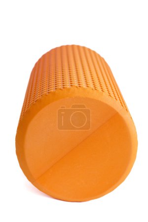 Eine orangefarbene Massagerolle isoliert auf weißem Hintergrund. Nahaufnahme. Schaumstoffrollen ist eine selbstmyofasziale Auslösetechnik. Konzept der Fitnessgeräte.
