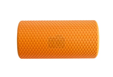 Eine orangefarbene Massagerolle isoliert auf weißem Hintergrund. Nahaufnahme. Schaumstoffrollen ist eine selbstmyofasziale Auslösetechnik. Konzept der Fitnessgeräte.