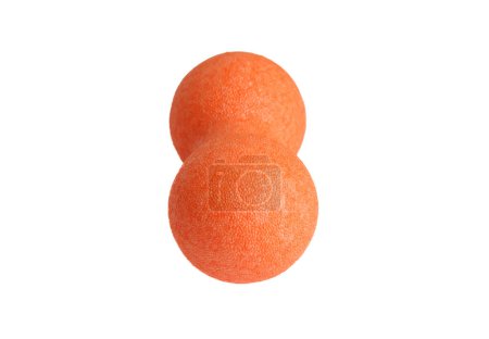 Un masseur double boule orange ou boule d'arachide isolé sur un fond blanc. Appareils de fitness. Concept de libération myofasciale.