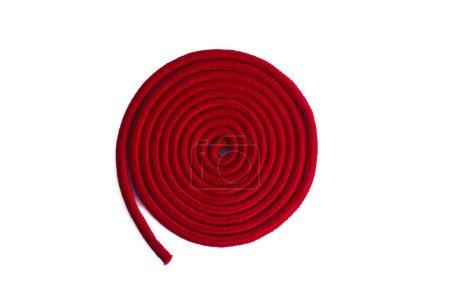 Foto de Cuerda de salto roja para gimnasia rítmica. Cordón de nylon estático aislado sobre fondo blanco. - Imagen libre de derechos