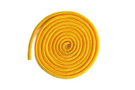 Foto de Cuerda de salto amarilla para gimnasia rítmica. Cordón de nylon estático aislado sobre fondo blanco. - Imagen libre de derechos