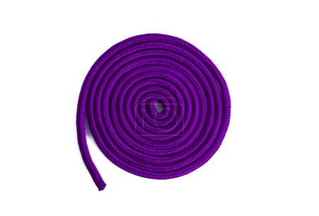 Foto de Cuerda de salto púrpura para gimnasia rítmica. Cordón de nylon estático aislado sobre fondo blanco. - Imagen libre de derechos