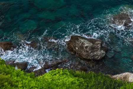 Une vue aérienne de haut en bas des rochers et de la mer. Une perspective visuelle époustouflante du littoral accidenté et de l'interaction fascinante entre la terre et l'eau.