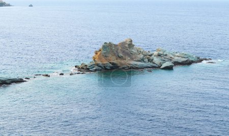 Rocas en la orilla del mar al atardecer. Playa Mades. Isla de Creta, Ligaria, Grecia.