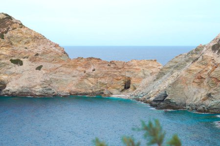 Landschaft der Insel Kreta. Felsen an der Küste. Blick auf das kretische Meer. Der Strand von Made in der Nähe des berühmten Ferienortes Agia Pelagia, Ligaria, Heraklion, Griechenland.