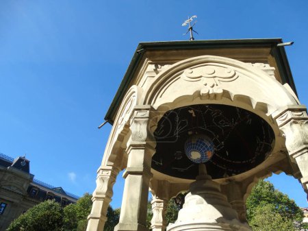 Foto de San Sebastián gipuzkoa España barómetro meteorológico y mapa planetario templo en la Plaza de Gipuzkoa centro Jardines - Imagen libre de derechos