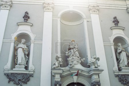 Téléchargez les photos : Façade de l'église Saint-Michel à Budapest, Hongrie. Photo de haute qualité - en image libre de droit