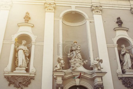Téléchargez les photos : Façade de l'église Saint-Michel à Budapest, Hongrie. Photo de haute qualité - en image libre de droit
