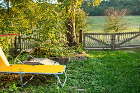 Téléchargez les photos : Chaise longue dans le jardin.Beau cadre naturel. Photo de haute qualité - en image libre de droit