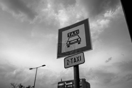 Téléchargez les photos : Panneau de stationnement TAxi tiré contre le ciel dans la ville. Photo de haute qualité - en image libre de droit